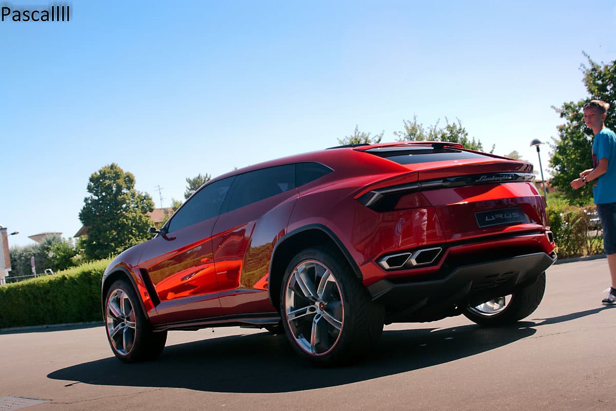 LAMBORGHINI URUS BRIEFLY SHOWN IN FRONT OF THE FACTORY 